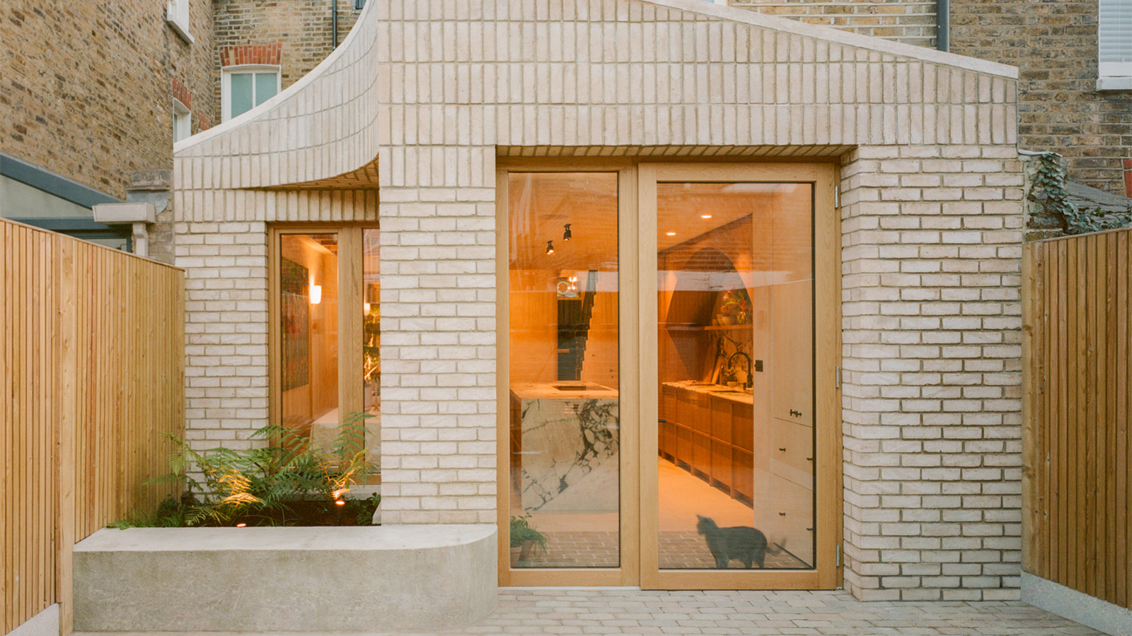 בית ויקטוריאני מחודש בלונדון הוא רך, אלגנטי ומוכן לאירוח