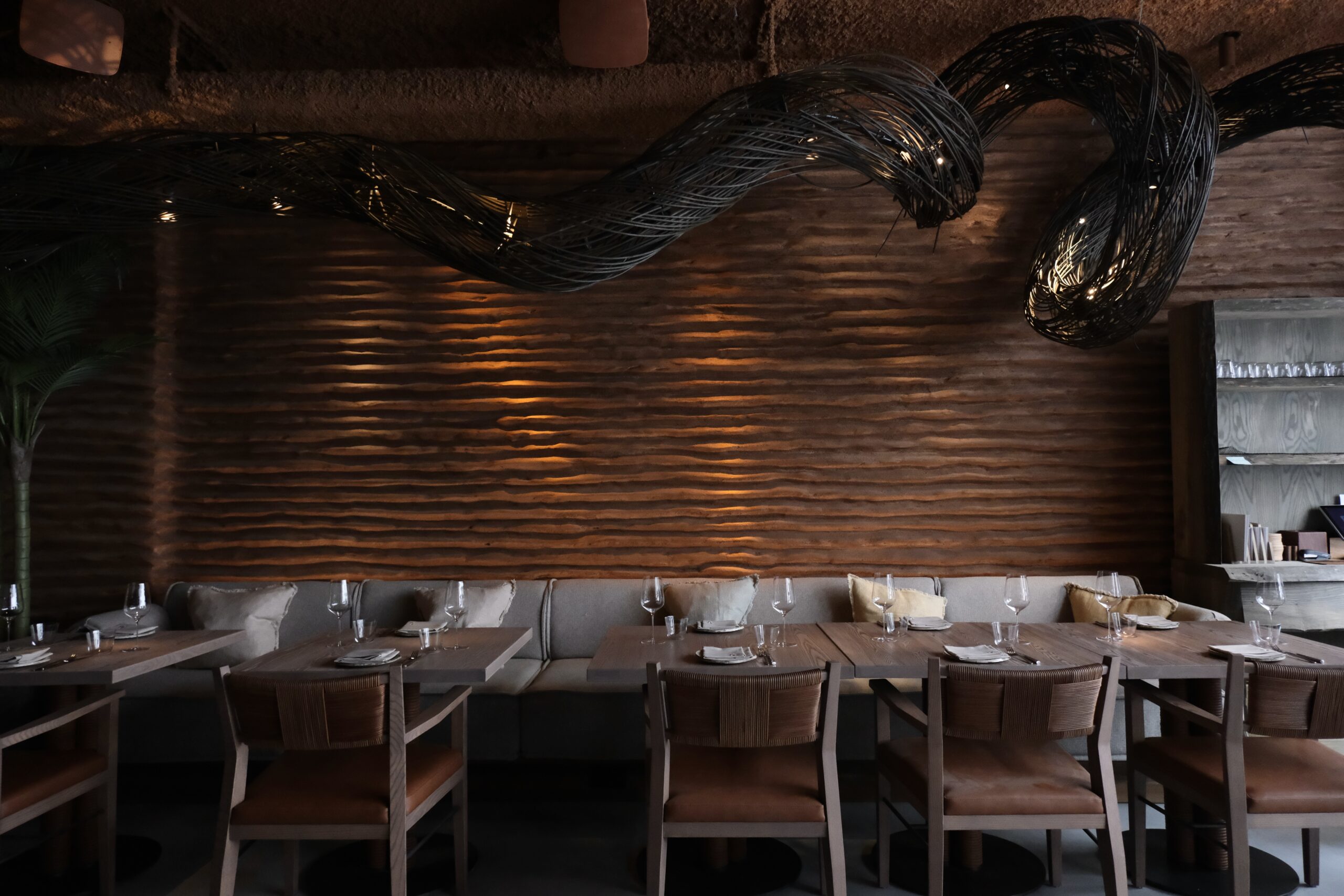 בר קומת הקרקע של מסעדת Moi עם מטבח פתוח