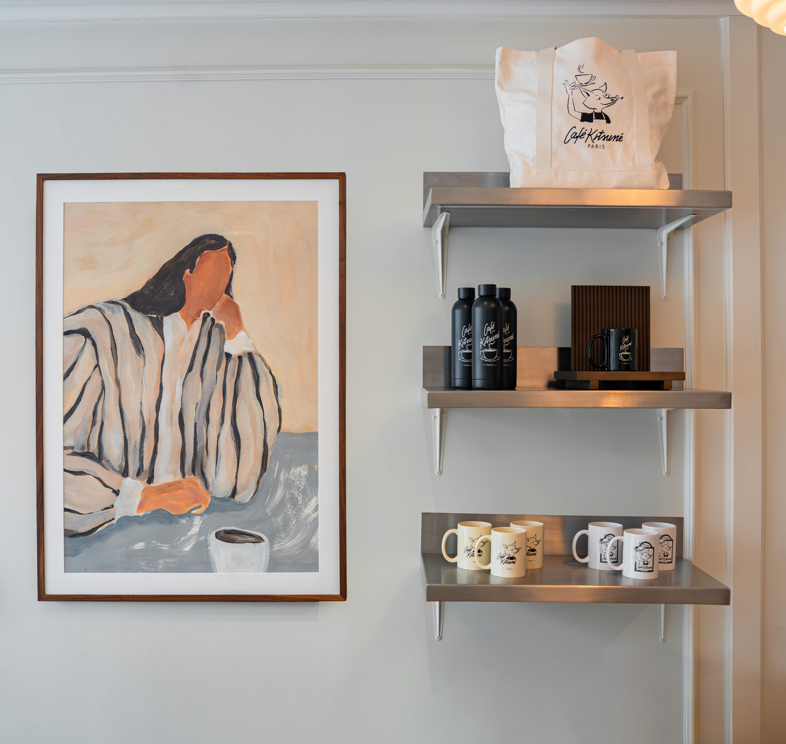 דלפק התצוגה עם מאפים ומוצרים ממותגים