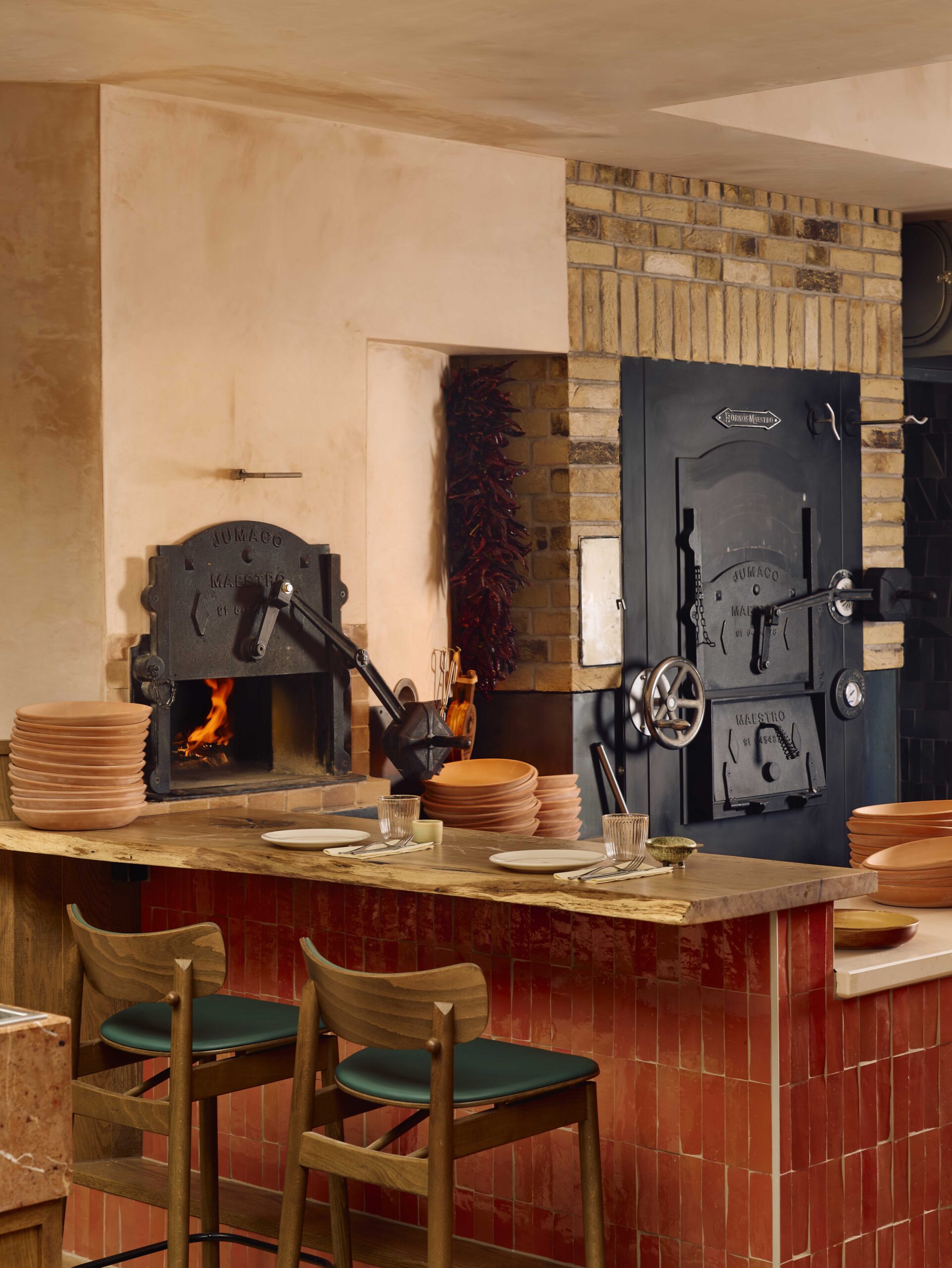 דלפק האלון והמטבח הפתוח