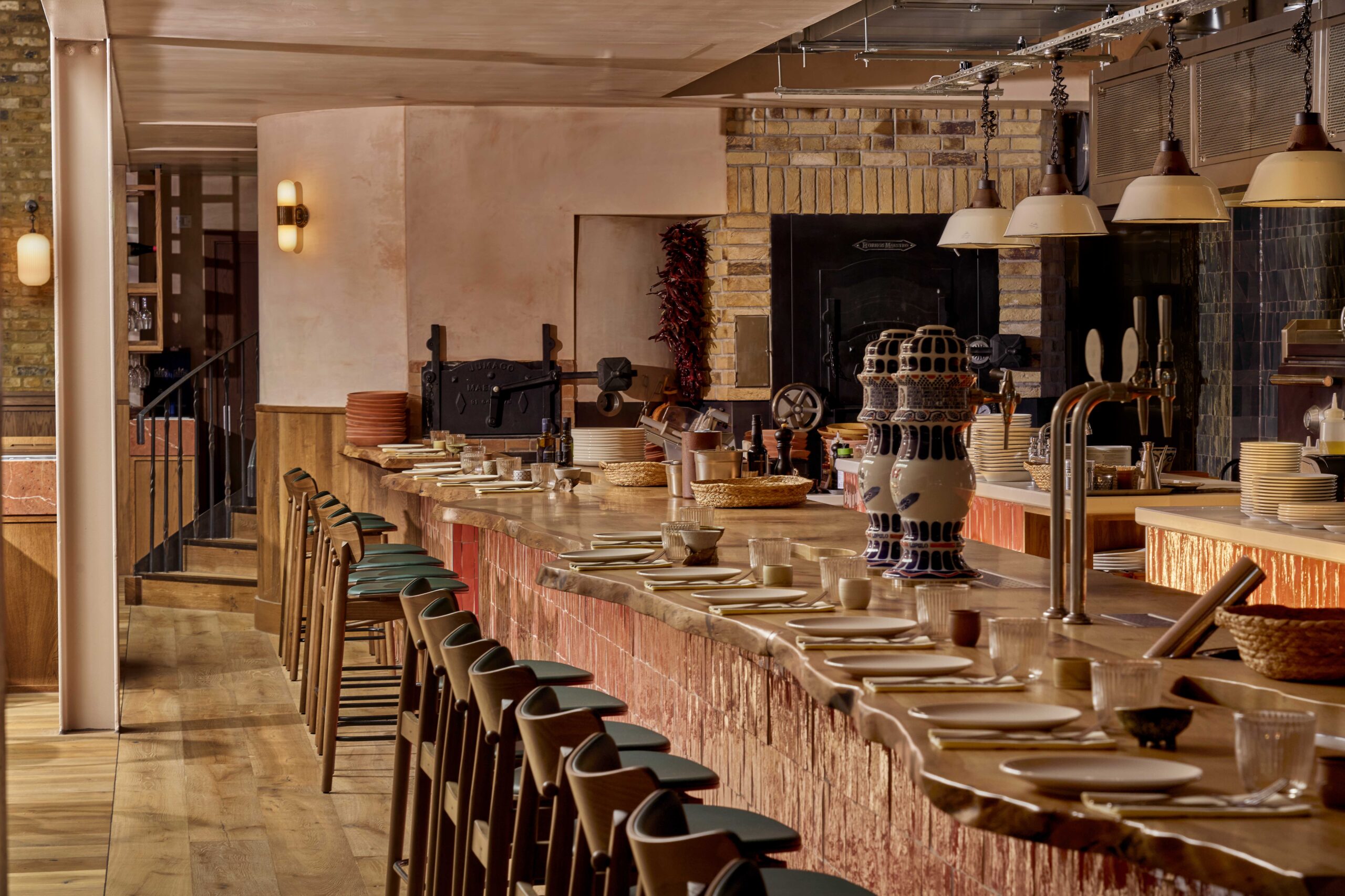 פרטי מתכת וקירות לבנים