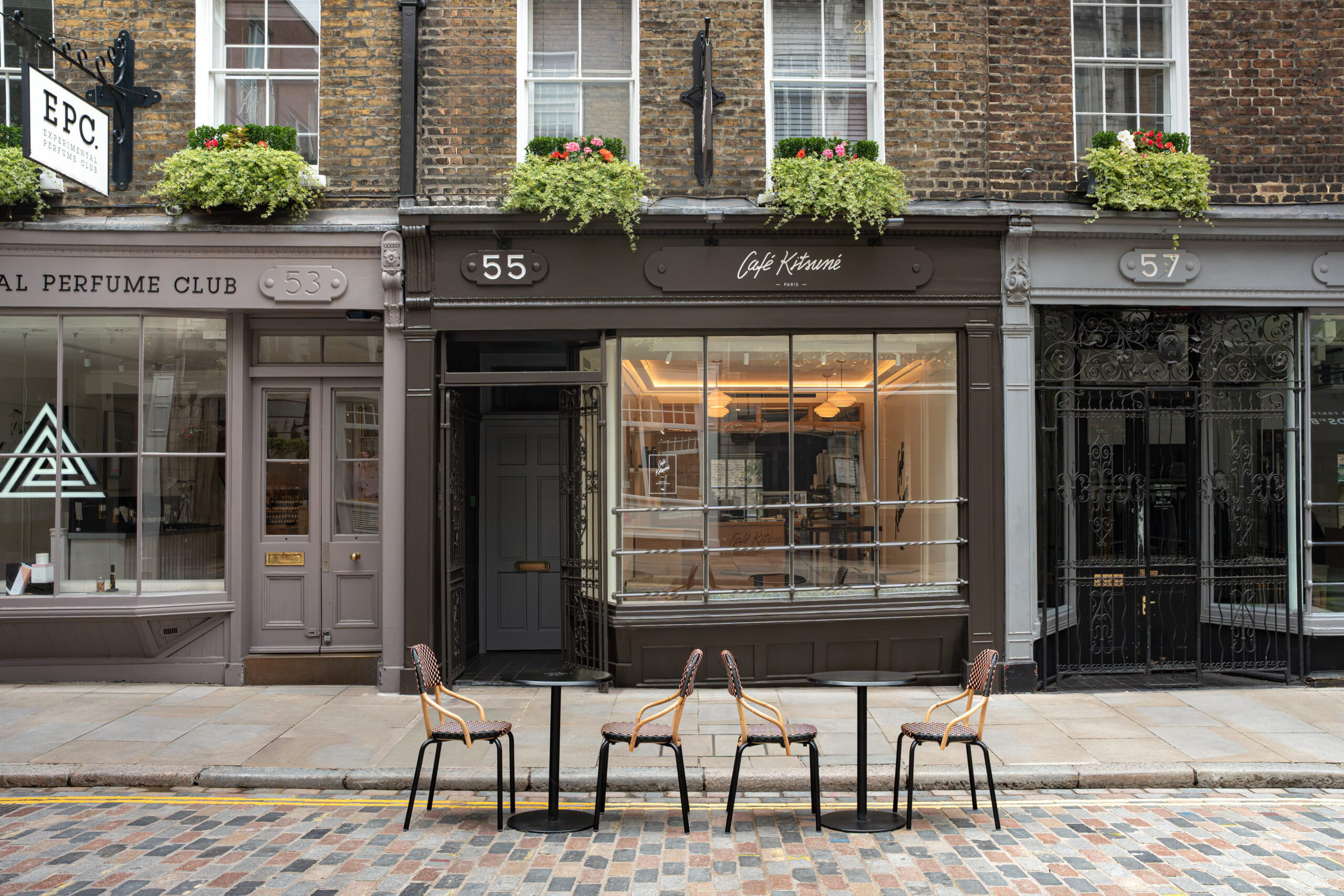 אזור הישיבה הירוק במרתף